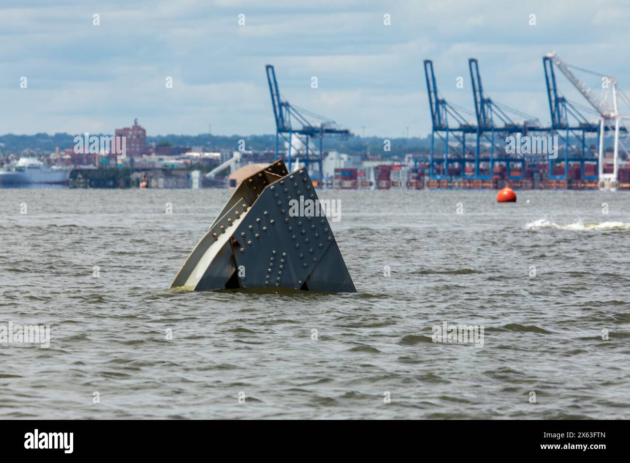 Dundalk, Stati Uniti d'America. 11 maggio 2024. Dundalk, Stati Uniti d'America. 11 maggio 2024. Pezzi di capriata d'acciaio e detriti sporgono dal fiume Patapsco dal crollato Francis Scott Key Bridge mentre la pulizia e la rimozione entrano nella fase finale, l'11 maggio 2024, vicino a Dundalk, Maryland. Il ponte è stato colpito dalla nave container MV Dali da 984 piedi il 26 marzo e crollò uccidendo sei lavoratori. Crediti: Christopher Rosario/U. S Army Corps/Alamy Live News Foto Stock