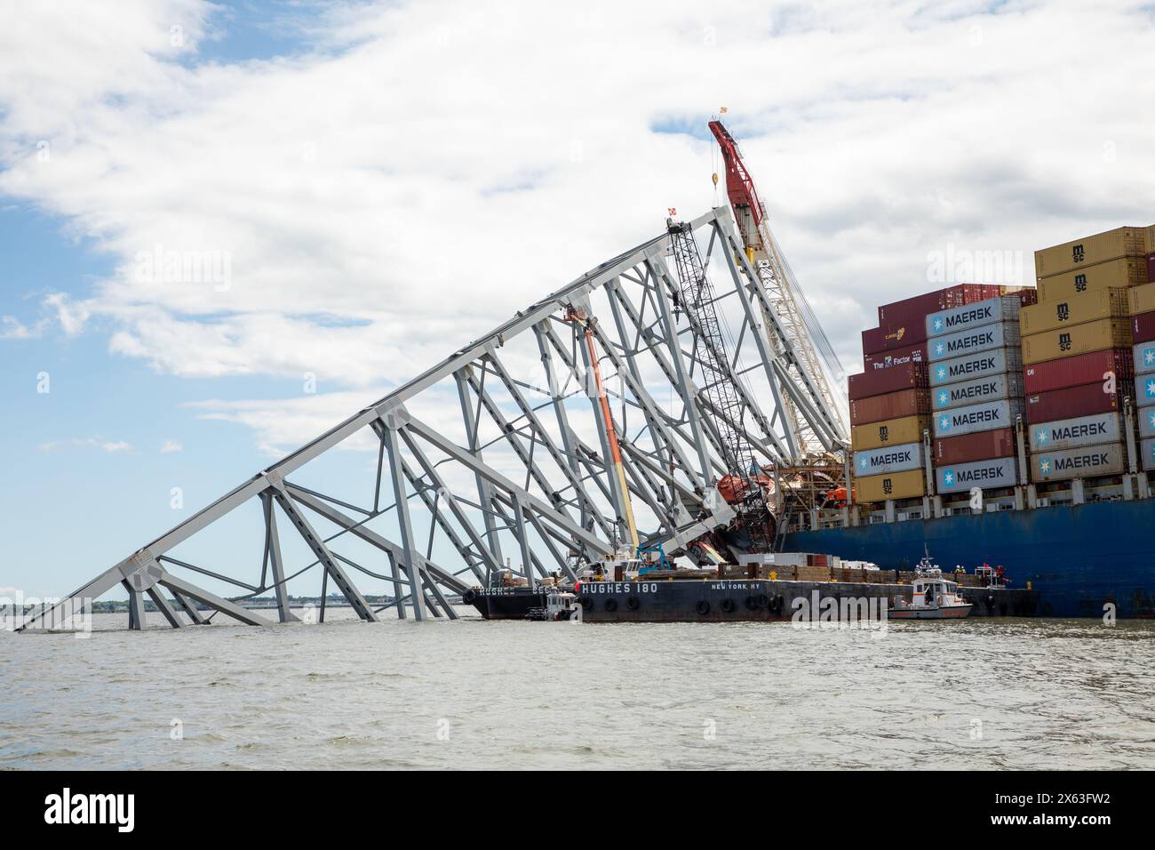 Dundalk, Stati Uniti d'America. 11 maggio 2024. Dundalk, Stati Uniti d'America. 11 maggio 2024. Pile di capriate d'acciaio e detriti sulla prua della nave da carico M/V Dali, dal crollato Francis Scott Key Bridge mentre la rimozione continua, l'11 maggio 2024, vicino a Dundalk, Maryland. Il ponte è stato colpito dalla nave container MV Dali da 984 piedi il 26 marzo e crollò uccidendo sei lavoratori. Crediti: Christopher Rosario/U. S Army Corps/Alamy Live News Foto Stock
