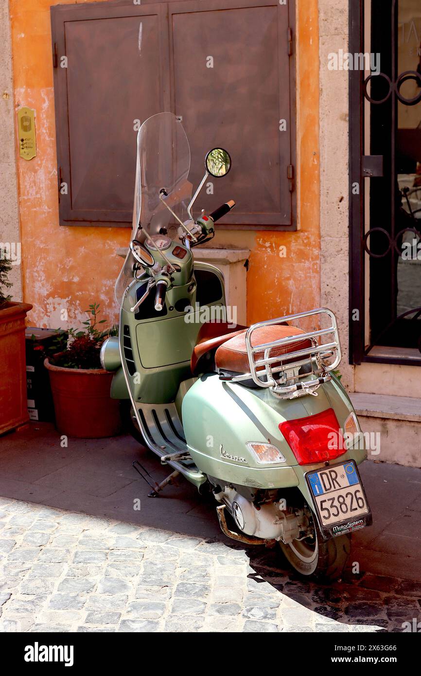 Piaggio Vespa 250 GTV auto scooter parcheggiato in una tranquilla strada secondaria del porto italiano di Civitavecchia, di proprietà di un uomo d'affari elegante. Foto Stock