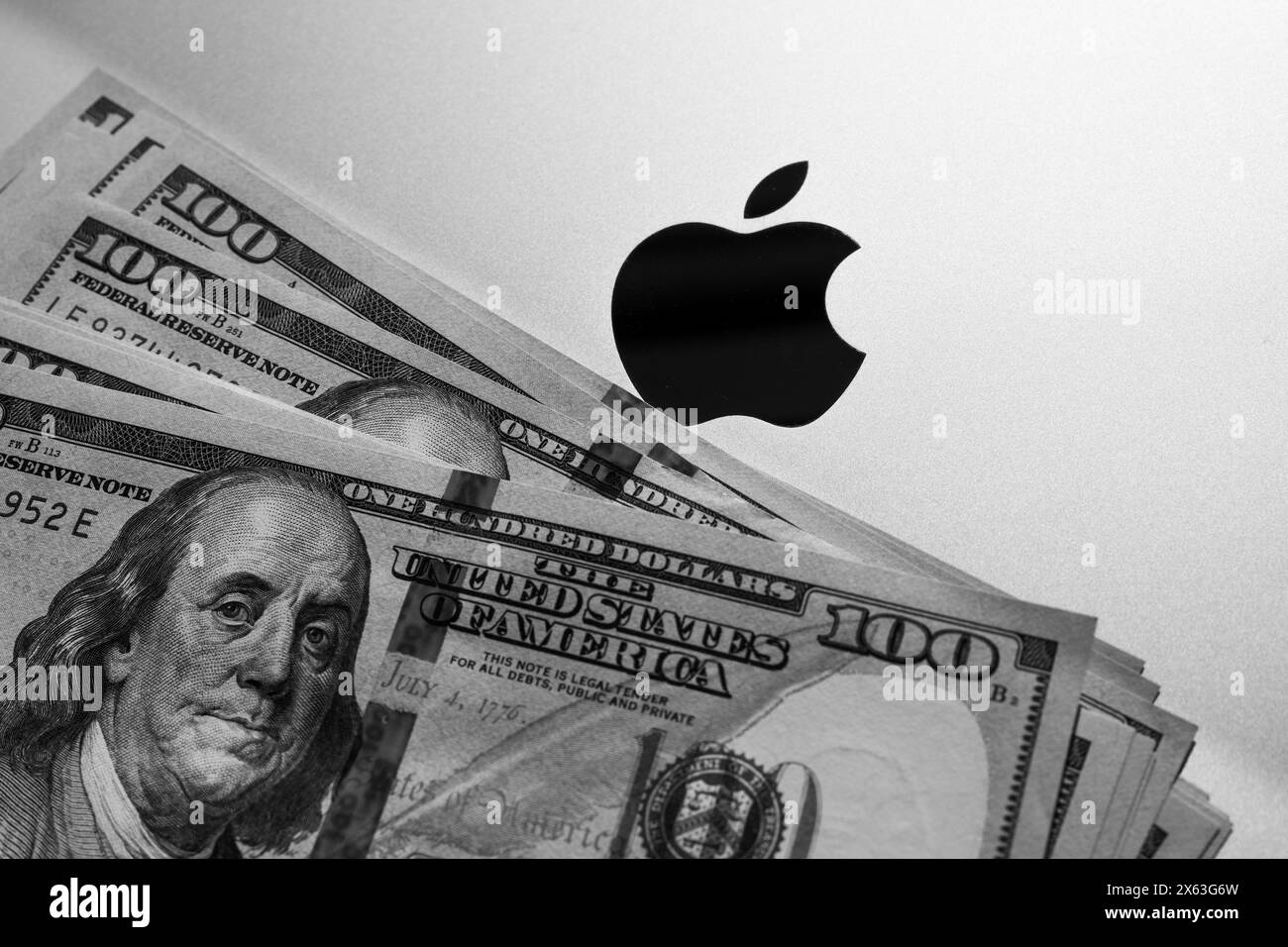 Notebook Apple, valuta statunitense, banconote da cento dollari, tecnologia e finanza, computing moderno, ricchezza finanziaria, investimenti tecnologici, finanza aziendale Foto Stock