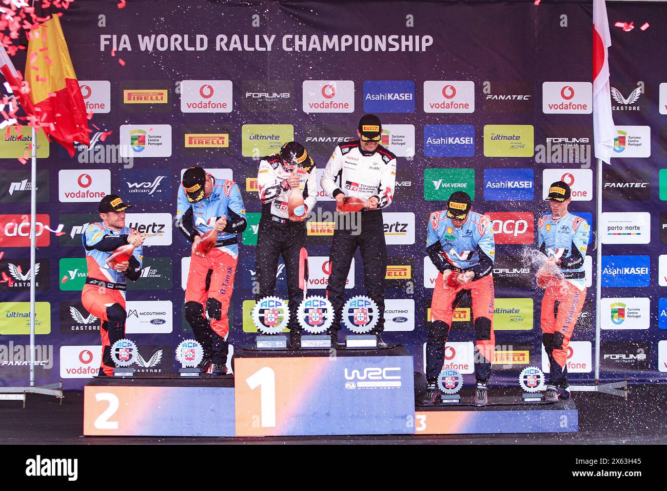 Porto, Portogallo. 12 maggio 2024. Il pilota Ott Tanak e il co-pilota Martin Jarveoja e il pilota Sebastien Ogier e il co-pilota Vincent Landais e il pilota Thierry Neuville e il co-pilota Martijn Wydaeghe, festeggiano la fase finale del podio di potenza a Fafe, durante il Campionato del mondo Rally FIA WRC Vodafone Rally de Portugal 2024 12 maggio, Porto Portogallo crediti: Agenzia fotografica indipendente/Alamy Live News Foto Stock