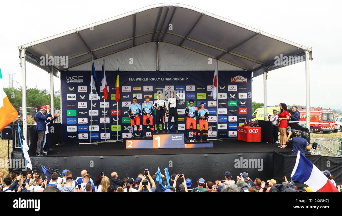 Porto, Portogallo. 12 maggio 2024. Il pilota Ott Tanak e il co-pilota Martin Jarveoja e il pilota Sebastien Ogier e il co-pilota Vincent Landais e il pilota Thierry Neuville e il co-pilota Martijn Wydaeghe, festeggiano la fase finale del podio di potenza a Fafe, durante il Campionato del mondo Rally FIA WRC Vodafone Rally de Portugal 2024 12 maggio, Porto Portogallo crediti: Agenzia fotografica indipendente/Alamy Live News Foto Stock