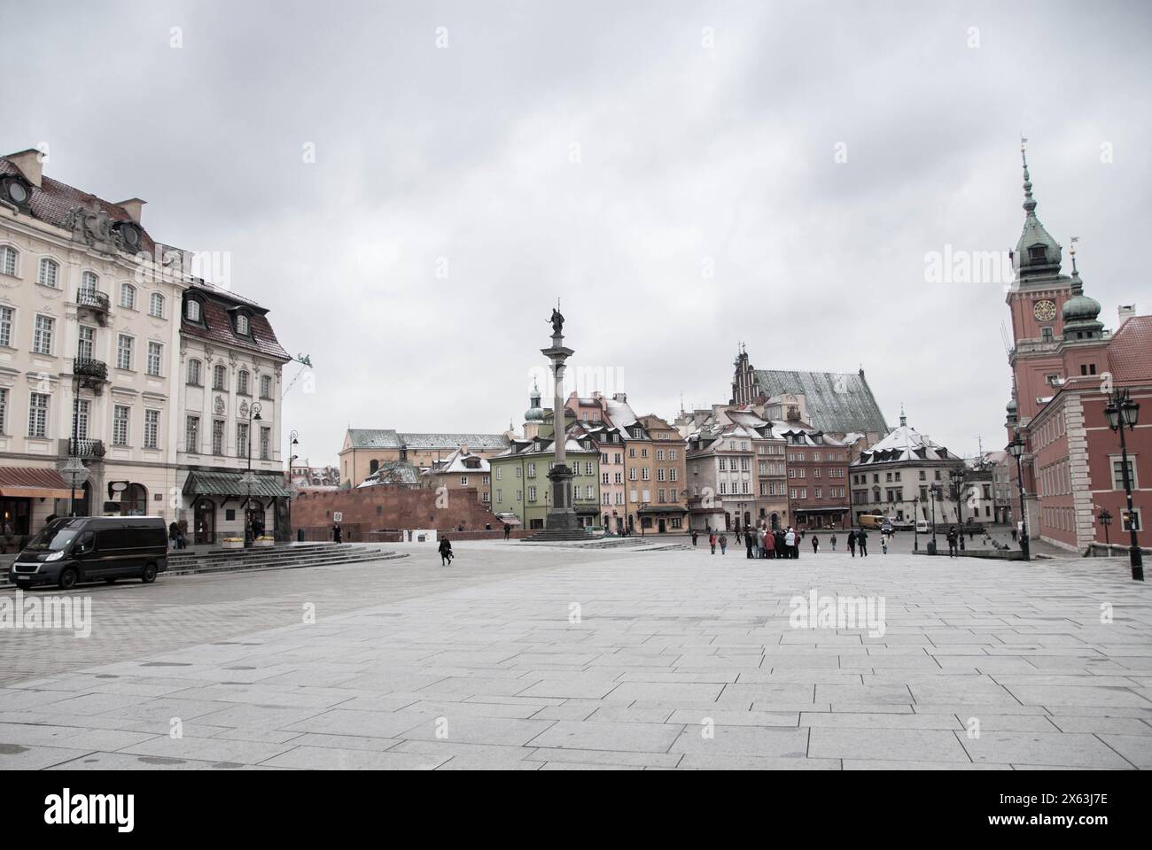 Piazza del mercato nel centro storico della città di Varsavia, capitale della Polonia. C'è neve sui tetti e il cielo è nuvoloso e grigio Foto Stock