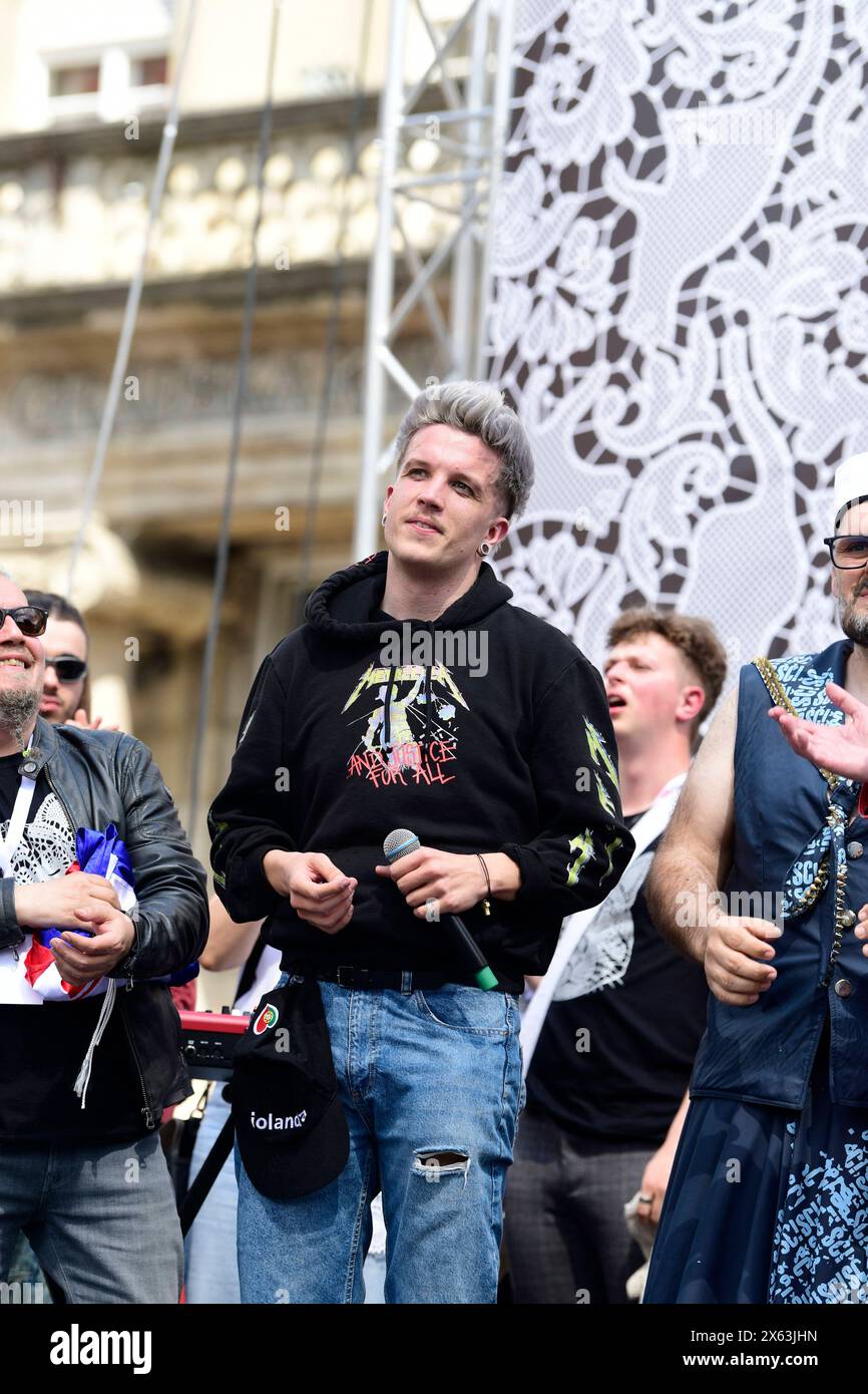 Zagabria, Croazia, 120524. I fan accolgono il musicista Baby Lasagna dopo essere tornato da Malmo, dove ha vinto il secondo posto all'Eurovision Song Contest presso la principale piazza Ban Jelacic. Foto: Ivana Grgic / CROPIX Copyright: XxIvanaxGrgicx/xCROPIXx ig docek lasagna22-120524 Foto Stock