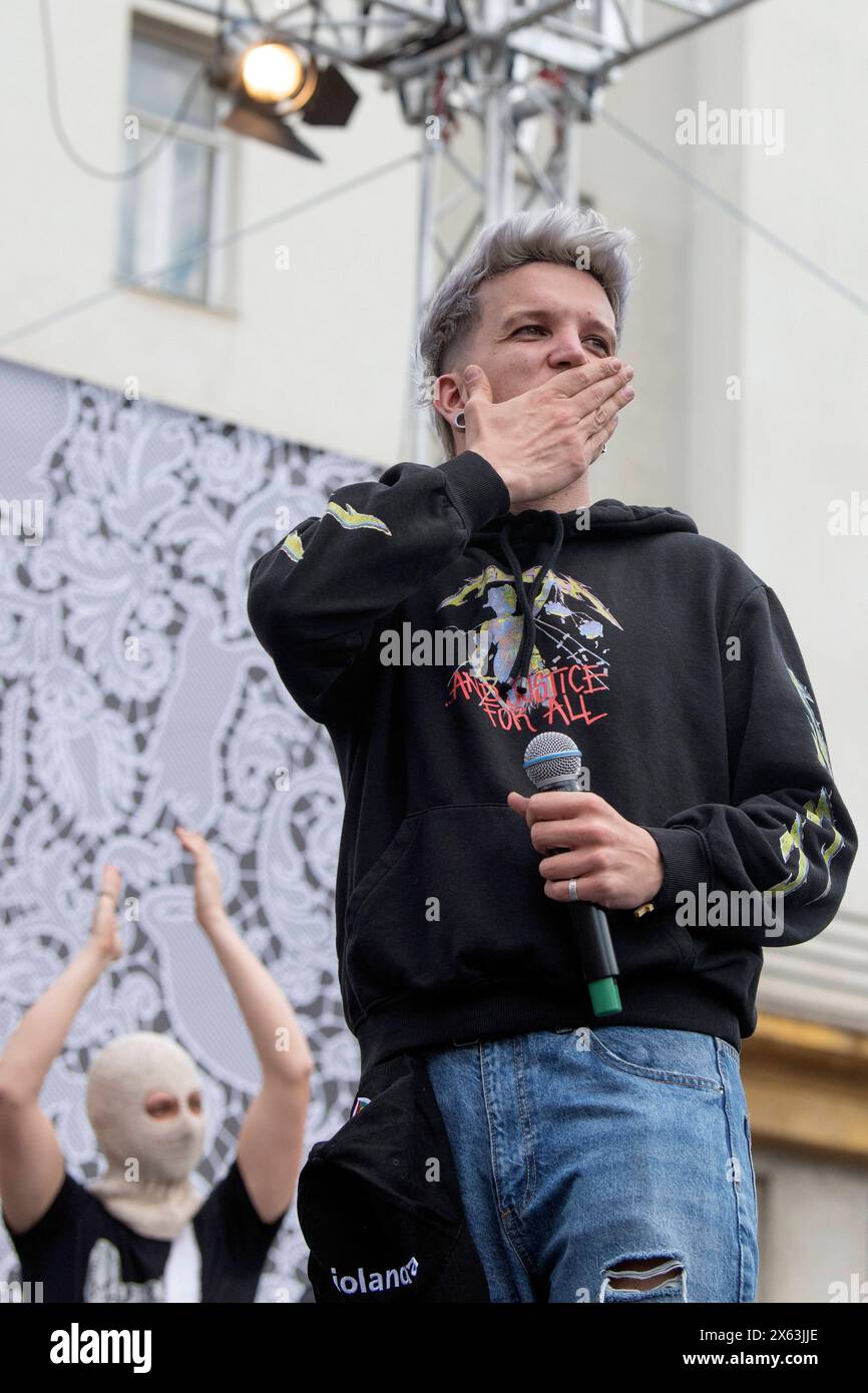 Zagabria, Croazia, 120524. I fan accolgono il musicista Baby Lasagna dopo essere tornato da Malmo, dove ha vinto il secondo posto all'Eurovision Song Contest presso la principale piazza Ban Jelacic. Foto: Ivana Grgic / CROPIX Copyright: XxIvanaxGrgicx/xCROPIXx ig docek lasagna27-120524 Foto Stock