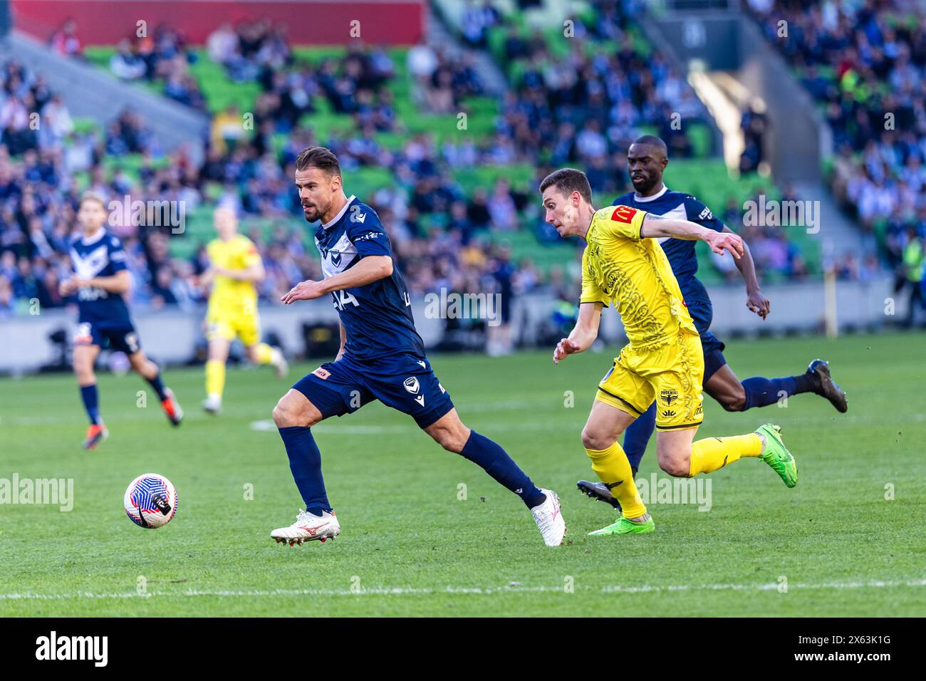 Melbourne, Australia, 12 maggio 2024. Damien da Silva di Melbourne Victory controlla la palla durante la partita di calcio della prima gamba della semifinale maschile di Isuzu Ute A-League tra il Melbourne Victory FC e il Wellington Phoenix FC all'AAMI Park il 12 maggio 2024 a Melbourne, Australia. Crediti: Santanu Banik/Speed Media/Alamy Live News Foto Stock