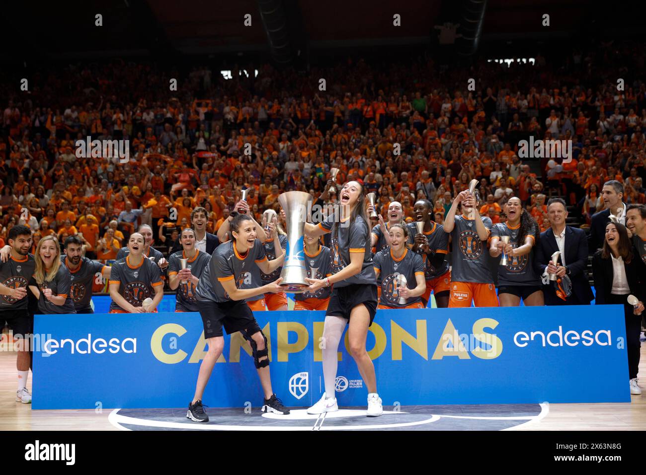 La squadra femminile del Valencia Basket celebra il titolo spagnolo di pallacanestro femminile alla Fonteta Arena Foto Stock