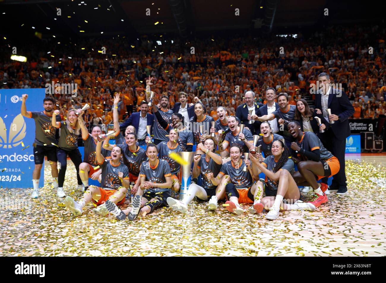La squadra femminile del Valencia Basket celebra il titolo spagnolo di pallacanestro femminile alla Fonteta Arena Foto Stock