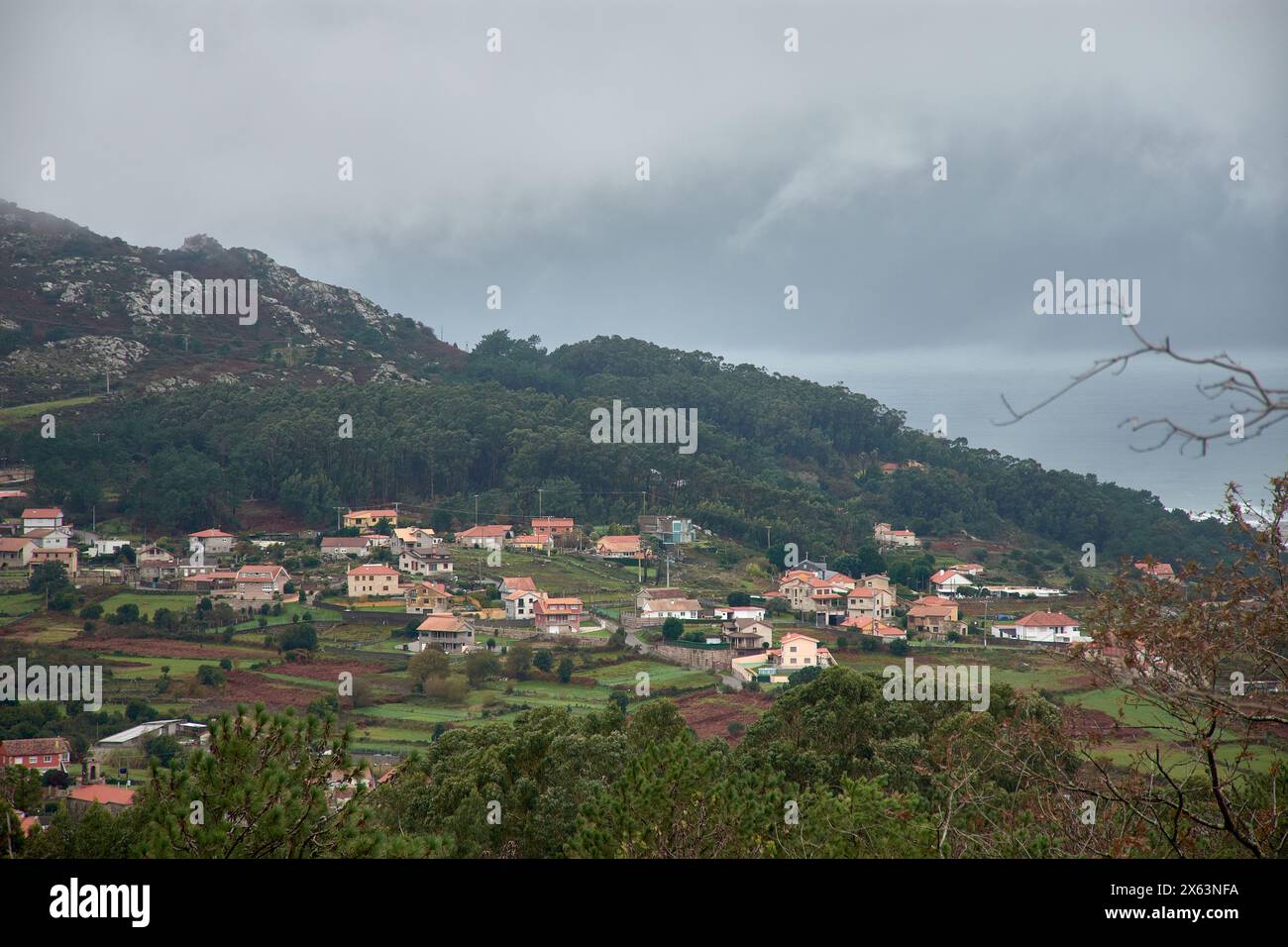 Piccole case sparse, tipiche della Galizia, in alto da Groba con il mare sullo sfondo a Baiona, Pontevedra, Spagna Foto Stock