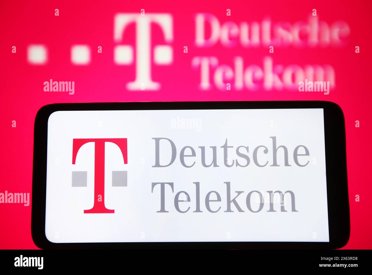 Ucraina. 12 maggio 2024. In questa immagine, il logo Deutsche Telekom AG è visibile su uno smartphone e sullo schermo di un pc. Pat Mazzer (immagine di credito: © Pavlo Gonchar/SOPA Images via ZUMA Press Wire) SOLO PER USO EDITORIALE! Non per USO commerciale! Foto Stock