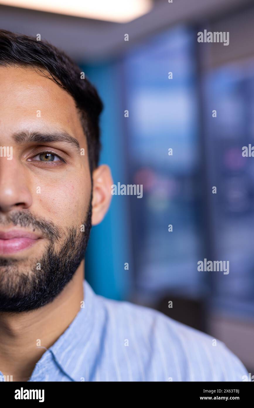Birazziale professionale con barba in stecche per camicie a righe blu in ufficio, spazio copie Foto Stock