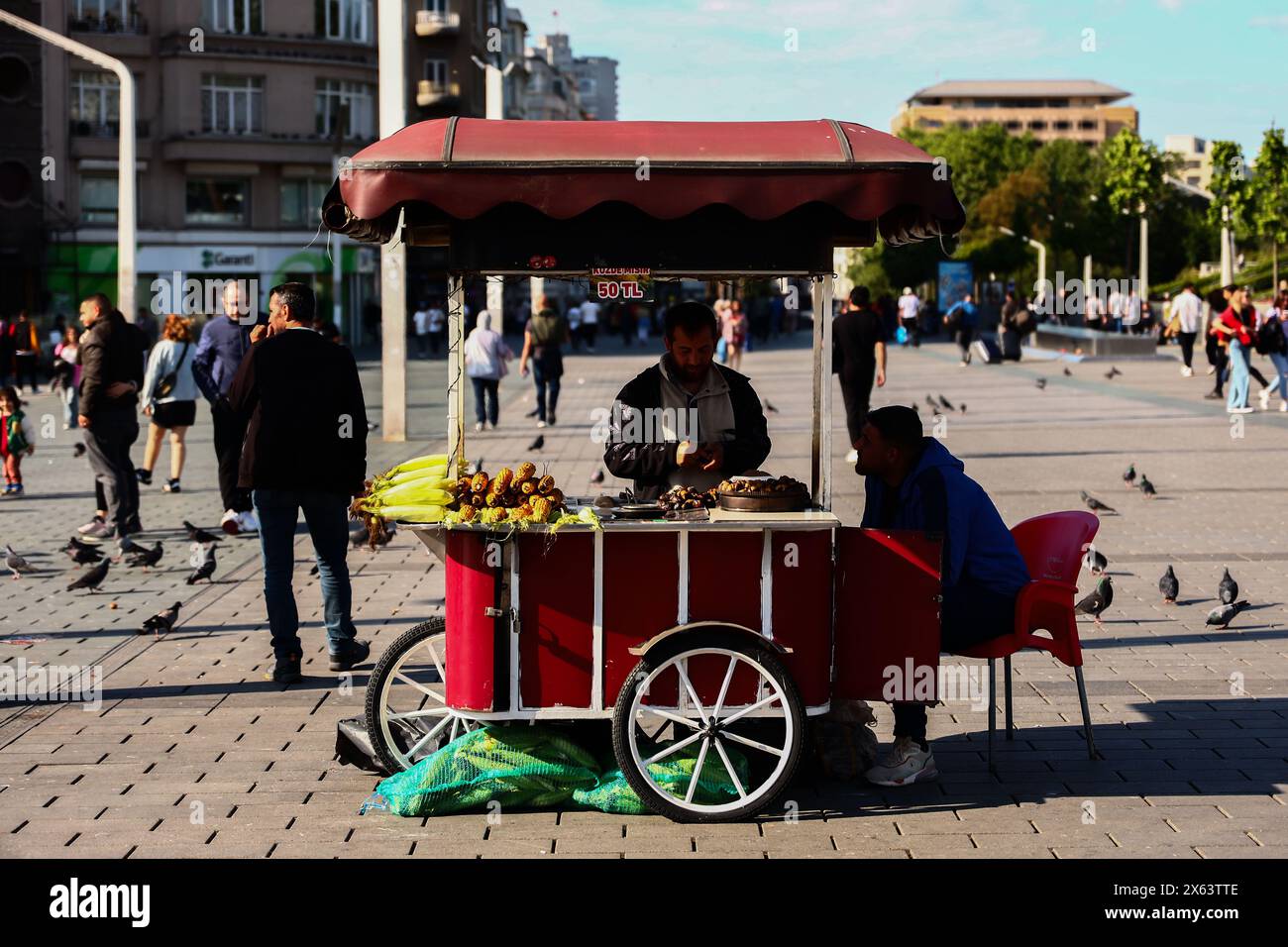 Istanbul, Istanbul, Turchia. 12 maggio 2024. Un uomo vende mais su un carro in Piazza Taksim. (Immagine di credito: © Shady Alassar/ZUMA Press Wire) SOLO PER USO EDITORIALE! Non per USO commerciale! Foto Stock