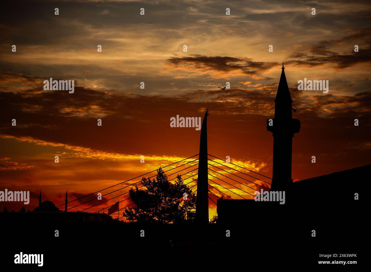 Istanbul, Istanbul, Turchia. 12 maggio 2024. Una foto generale del tramonto nella zona di Karakoy, nel centro di Istanbul. (Immagine di credito: © Shady Alassar/ZUMA Press Wire) SOLO PER USO EDITORIALE! Non per USO commerciale! Foto Stock