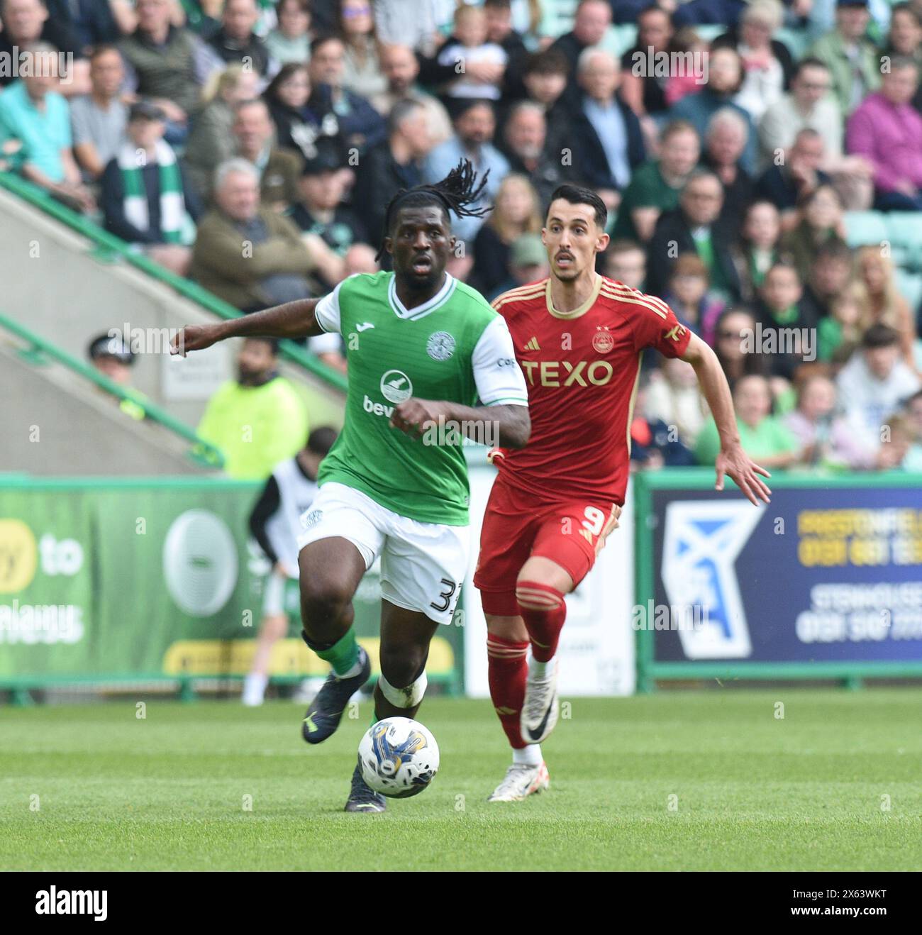 Easter Road Stadium, Edimburgo. Scozia Regno Unito.12 maggio 24 partita Hibernian vs Aberdeen Cinch Premiership. Rocky Bushiri di Hibernian con Bojan Miovski di Aberdeen credito: eric mccowat/Alamy Live News Foto Stock