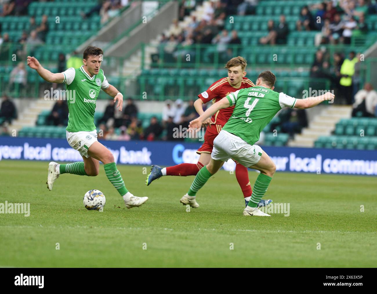 Easter Road Stadium, Edimburgo. Scozia Regno Unito.12 maggio 24 partita Hibernian vs Aberdeen Cinch Premiership. I Fletcher Boyd di Aberdeen superano Josh Campbell e Paul Hanlon (4) di Hibernian . Crediti: eric mccowat/Alamy Live News Foto Stock