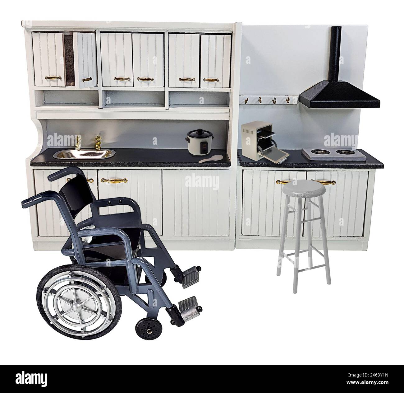 Cucina dove il cibo viene preparato e mangiato con una sedia a rotelle per mostrare che rende una casa accessibile con sedia a rotelle Foto Stock