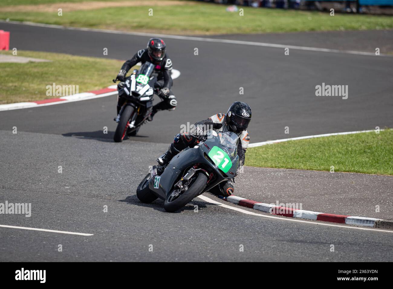 Portstewart, Regno Unito. 9 maggio 2024. Peter Hickman (#60) ha vinto la J M Paterson Supertwin Race al Northwest 200. Il secondo è stato Richard Cooper (#47) e il terzo è stato Jeremy McWilliams (#99) Credit: Bonzo / Alamy Live News Foto Stock