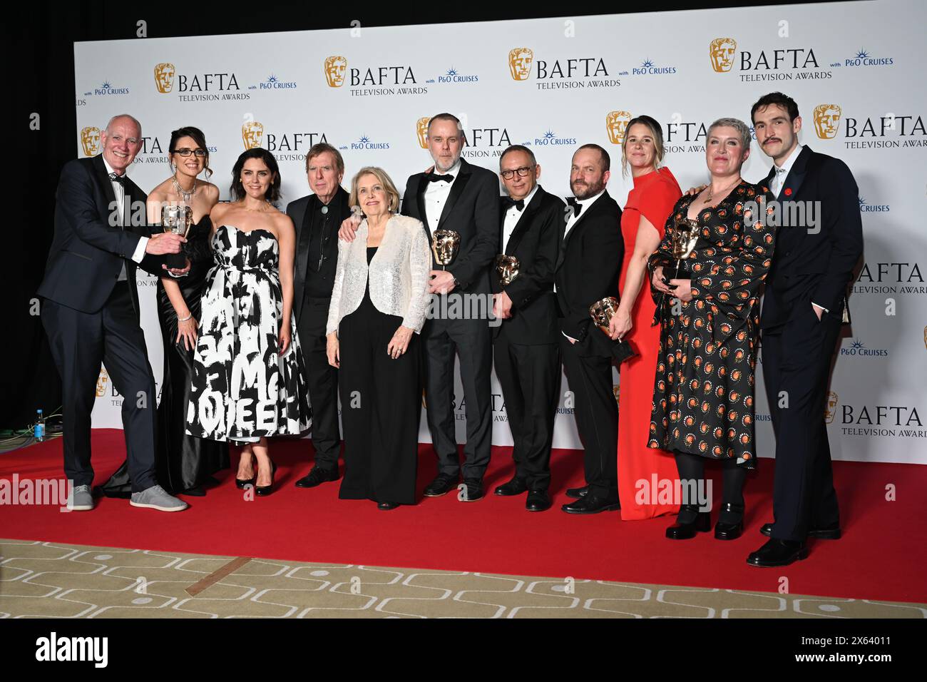 Royal Festival Hall, LONDRA, INGHILTERRA, Regno Unito - 12 MAGGIO 2024: Brian Woods, Annabel Scholey, Timothy Spall, Anne Reid, Saul Dibb, Derek Wax, Rick Warden, Frances du Pille, Sarah Phelps e Éanna Hardwicke, posano con il Limited Drama Award per "il sesto comandamento" nella sala dei vincitori durante i BAFTA Television Awards 2024 con P&o Cruises, Londra, Regno Unito. Credito: Vedi li/Picture Capital/Alamy Live News Foto Stock