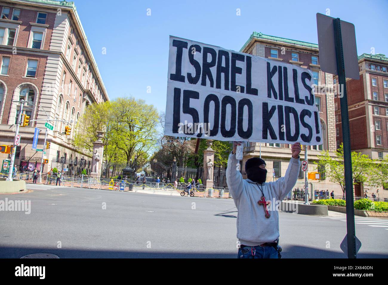 Al di fuori della Columbia University a Broadway i manifestanti parlano delle conseguenze contro Israele dovute alla continua distruzione di Gaza e alla morte di migliaia di civili palestinesi. Foto Stock