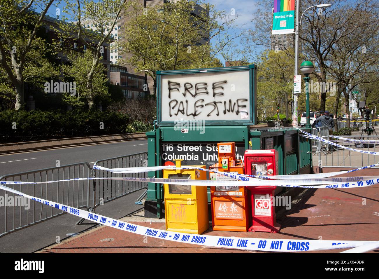 Al di fuori della Columbia University a Broadway i manifestanti parlano delle conseguenze contro Israele dovute alla continua distruzione di Gaza e alla morte di migliaia di civili palestinesi. Foto Stock