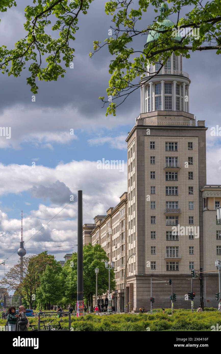Torre a cupola presso Frankfurter Tor e edifici stalinisti, vista lungo Karl Marx Allee verso la torre della televisione a Berlino Friedrichshain, Germania, Europa Foto Stock