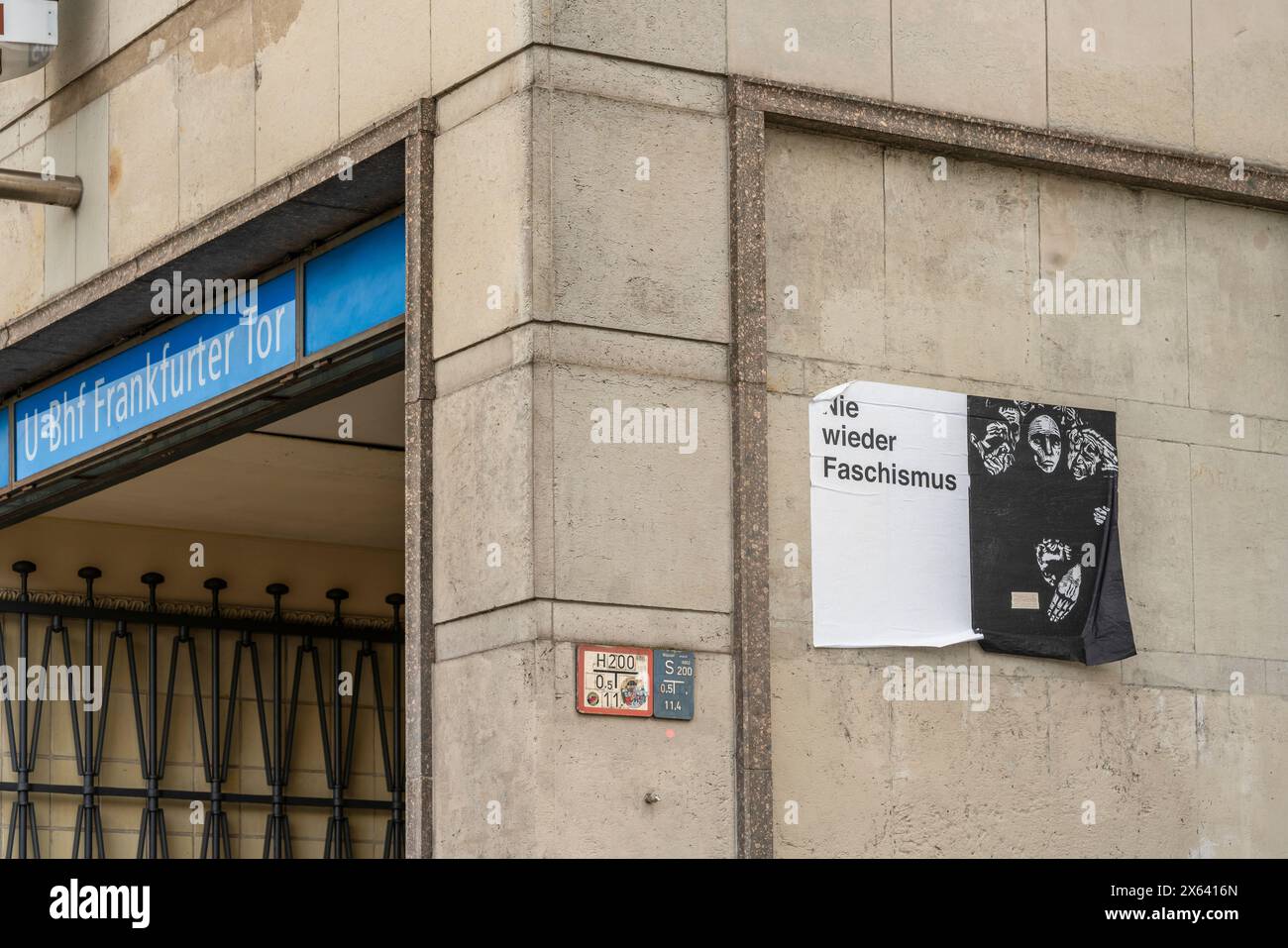 "Nie wieder Faschismus" (Nie wieder Faschismus) pensava che provocasse l'esposizione di poster al Frankfurter Tor a Friedrichshain, Berlino, Germania, Europa Foto Stock