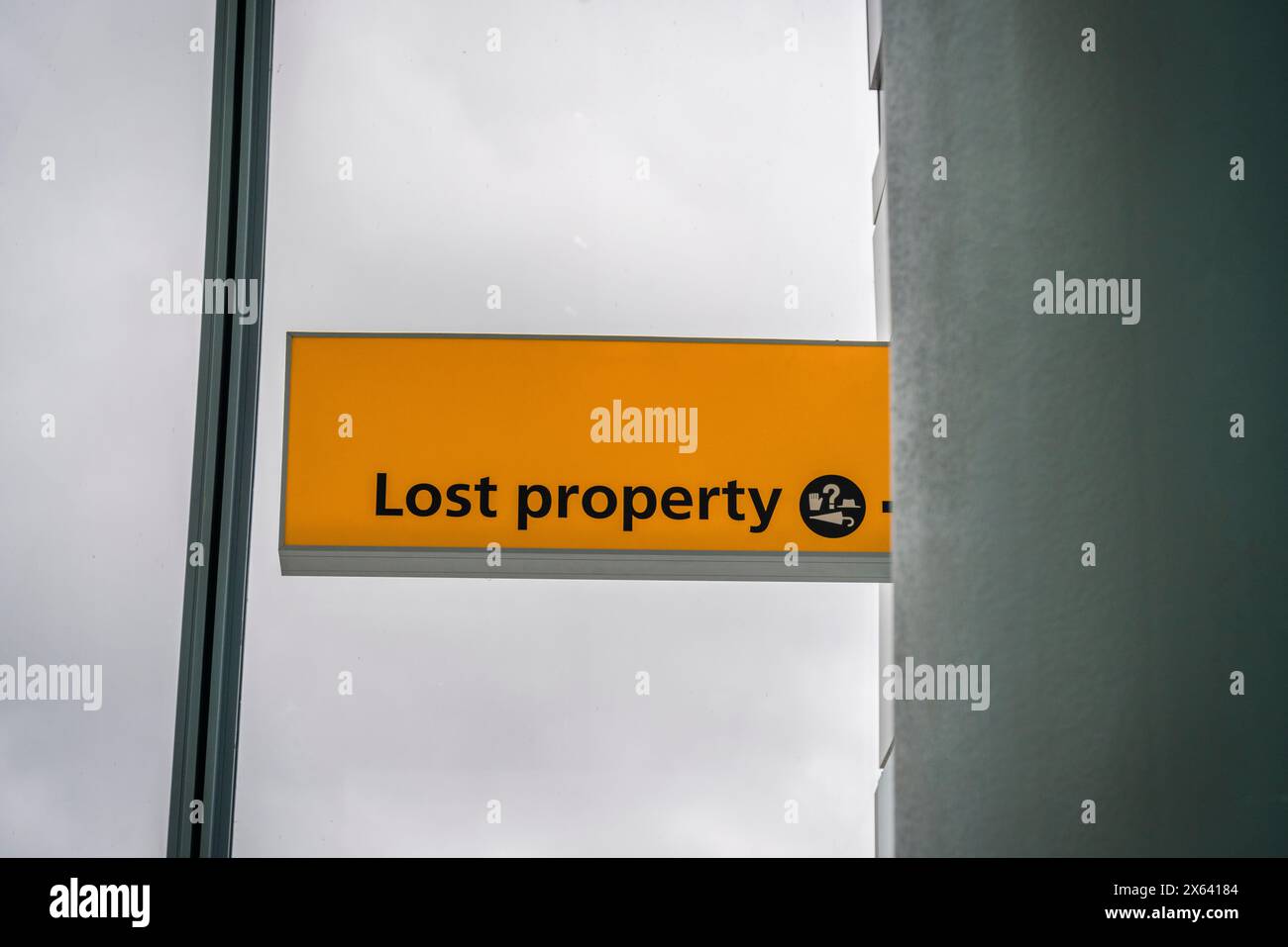 Cartello giallo con la scritta "Lost Property"/segnaletica "Lost Property" all'aeroporto di Heathrow, Hillingdon, Londra, Inghilterra, Regno Unito Foto Stock