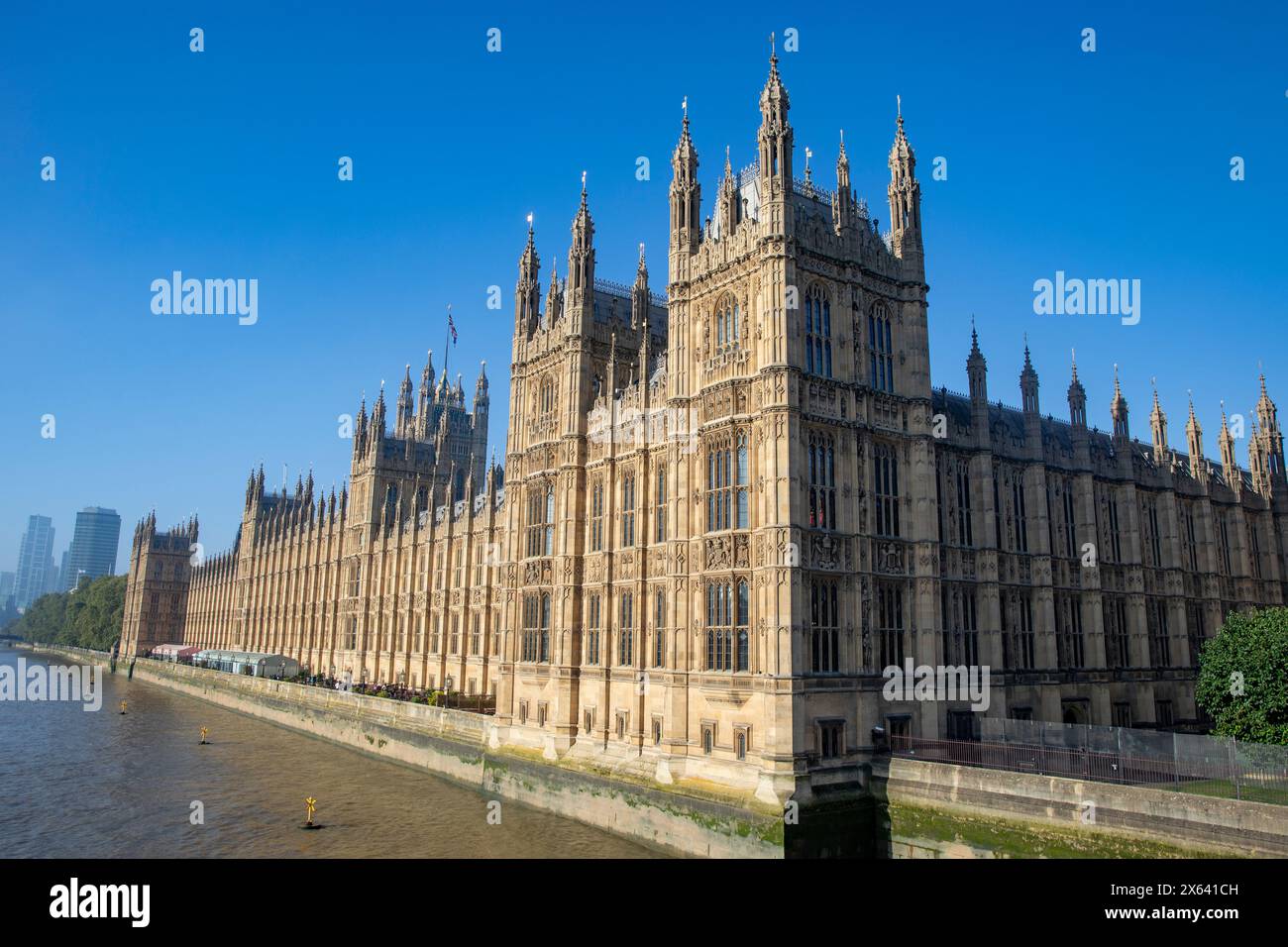 Palazzo di Westminster, sede del Parlamento Londra Inghilterra con cielo blu e fiume Tamigi, Inghilterra, Regno Unito, 2023 Foto Stock