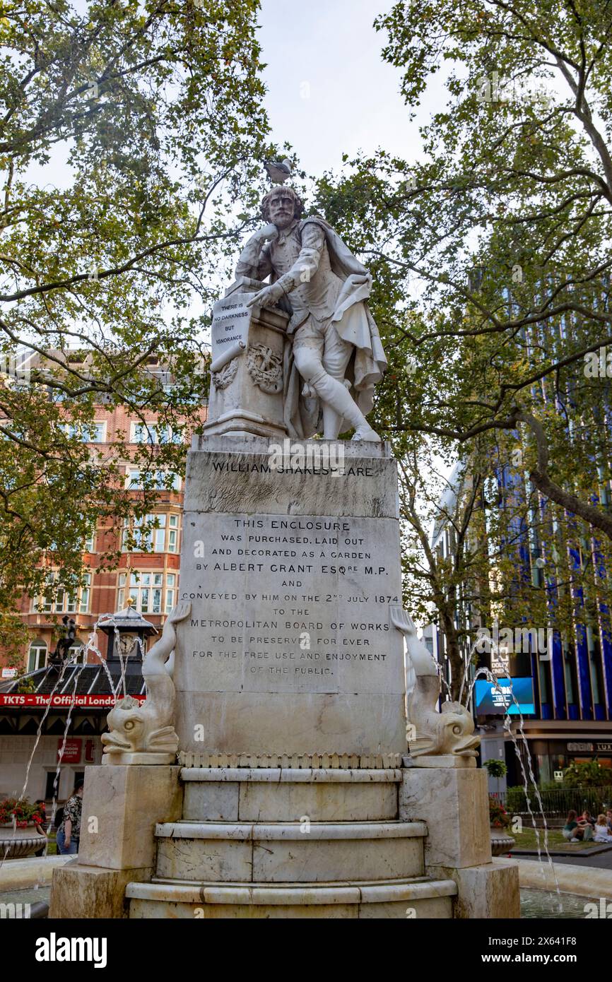 Statua in marmo di William Shakespeare eretta nel 1874 nei Leicester Square Gardens Londra Inghilterra, Regno Unito, 2023 Foto Stock