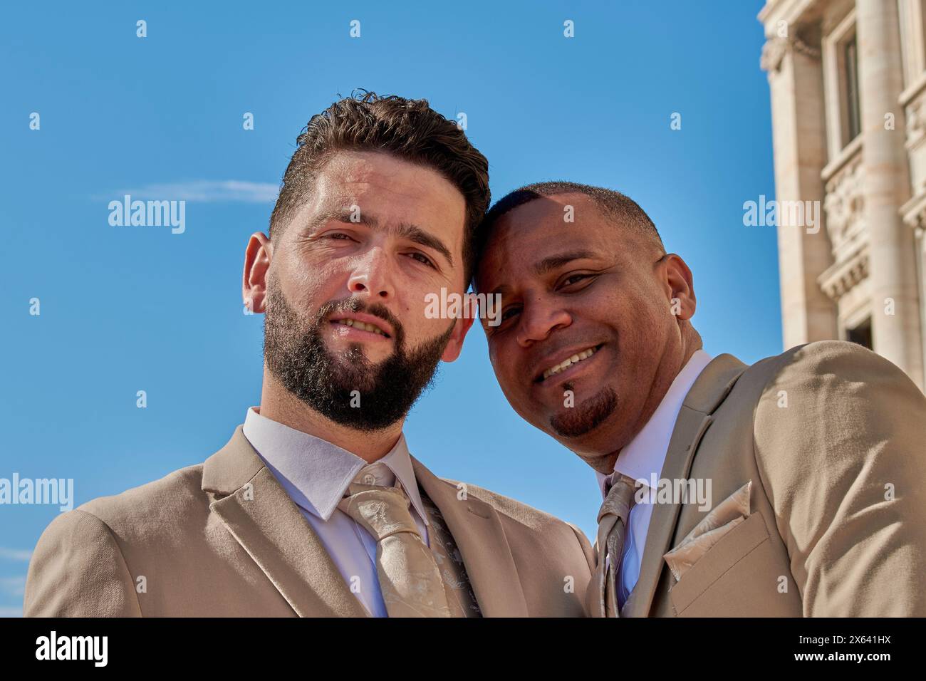 Due amanti che sorridono alla telecamera, coppia LGBT che festeggia il loro matrimonio, felice coppia di sposi. Foto Stock