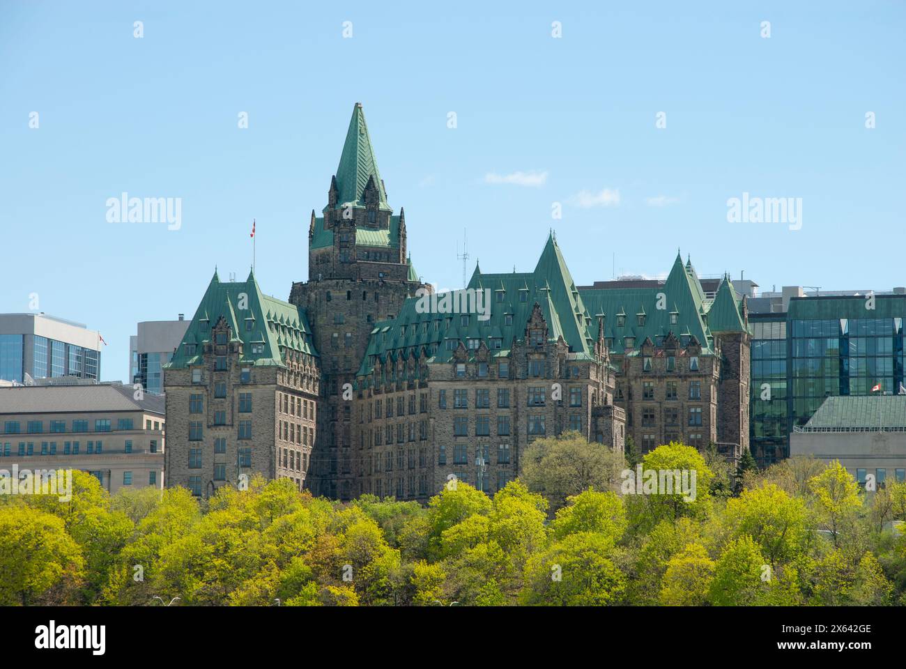 Edificio della Confederazione e alberi in colori primaverili su Hill Side, Ottawa, Ontario, Canada Foto Stock