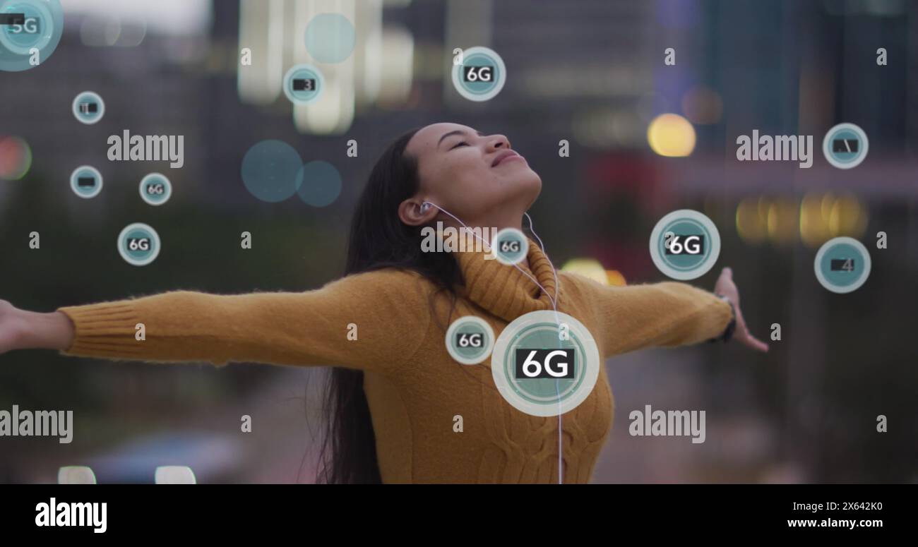 Immagine di testi da 5 g e 6 g su una donna birazziale che ascolta la musica mentre ti godi la brezza Foto Stock