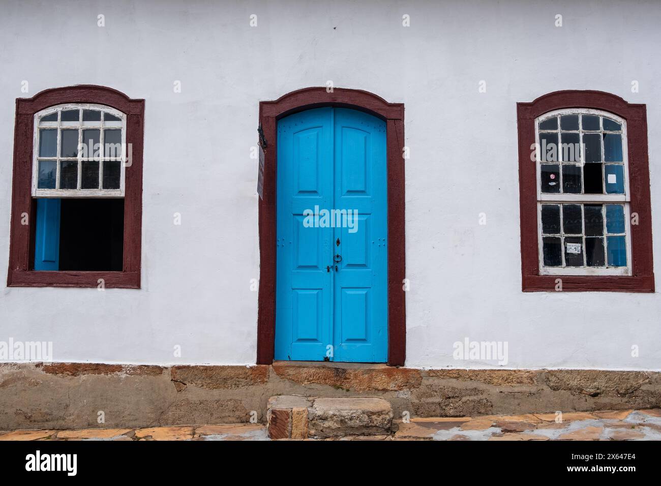 Colorato di porte e finestre di una casa coloniale nella storica città di Tiradentes, Minas Gerais, Brasile Foto Stock