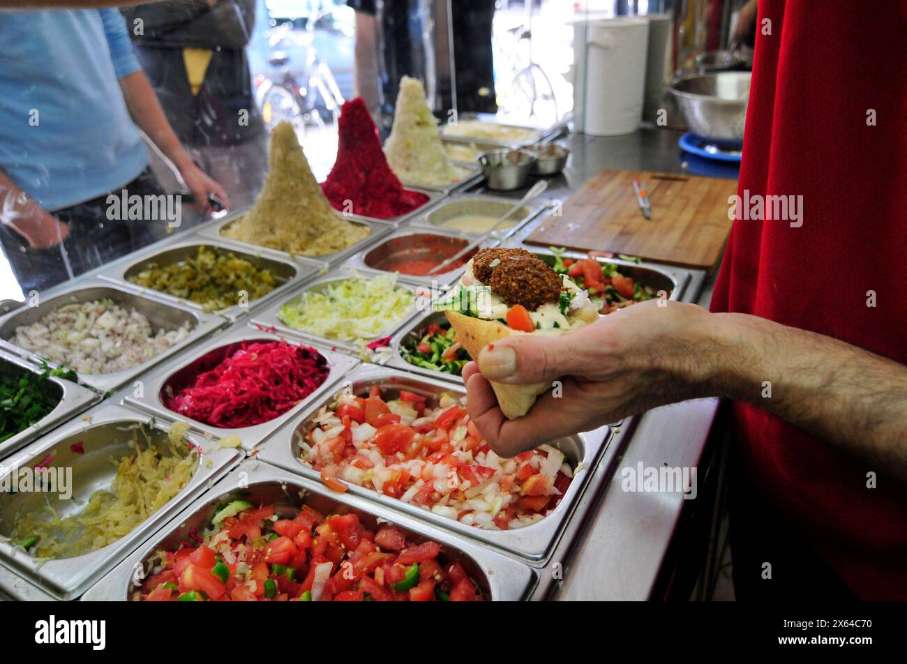 Preparare il pane Falafel a Pita al popolare Super Falafel in via Allenby a Tel-Aviv, Israele. Foto Stock