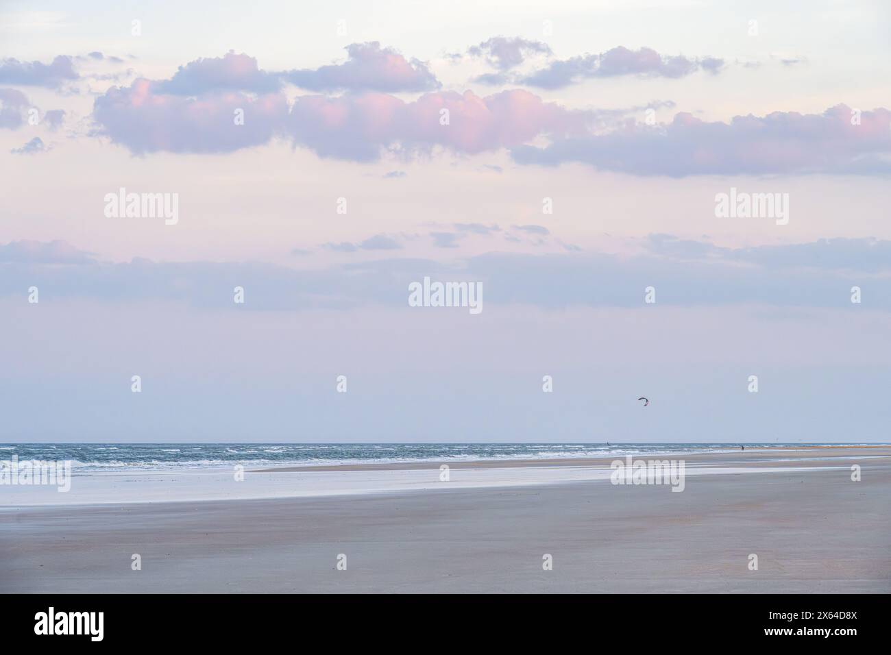 Un kite surfista gode della bellezza e della solitudine della spiaggia di Fort Matanzas al crepuscolo sull'isola di Anastasia nella Florida nord-orientale. (USA) Foto Stock