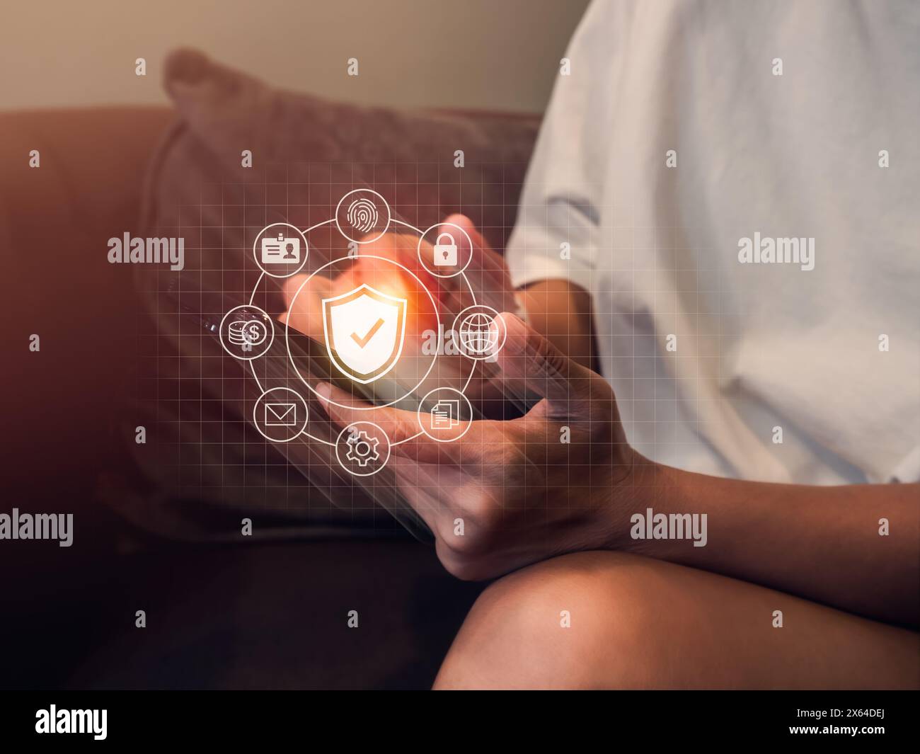 Informazioni personali sulla sicurezza, transazioni online via Internet su smartphone, servizi finanziari, bancari, concetti di rete dati. Icona Shield con cerchi tecnologici Foto Stock