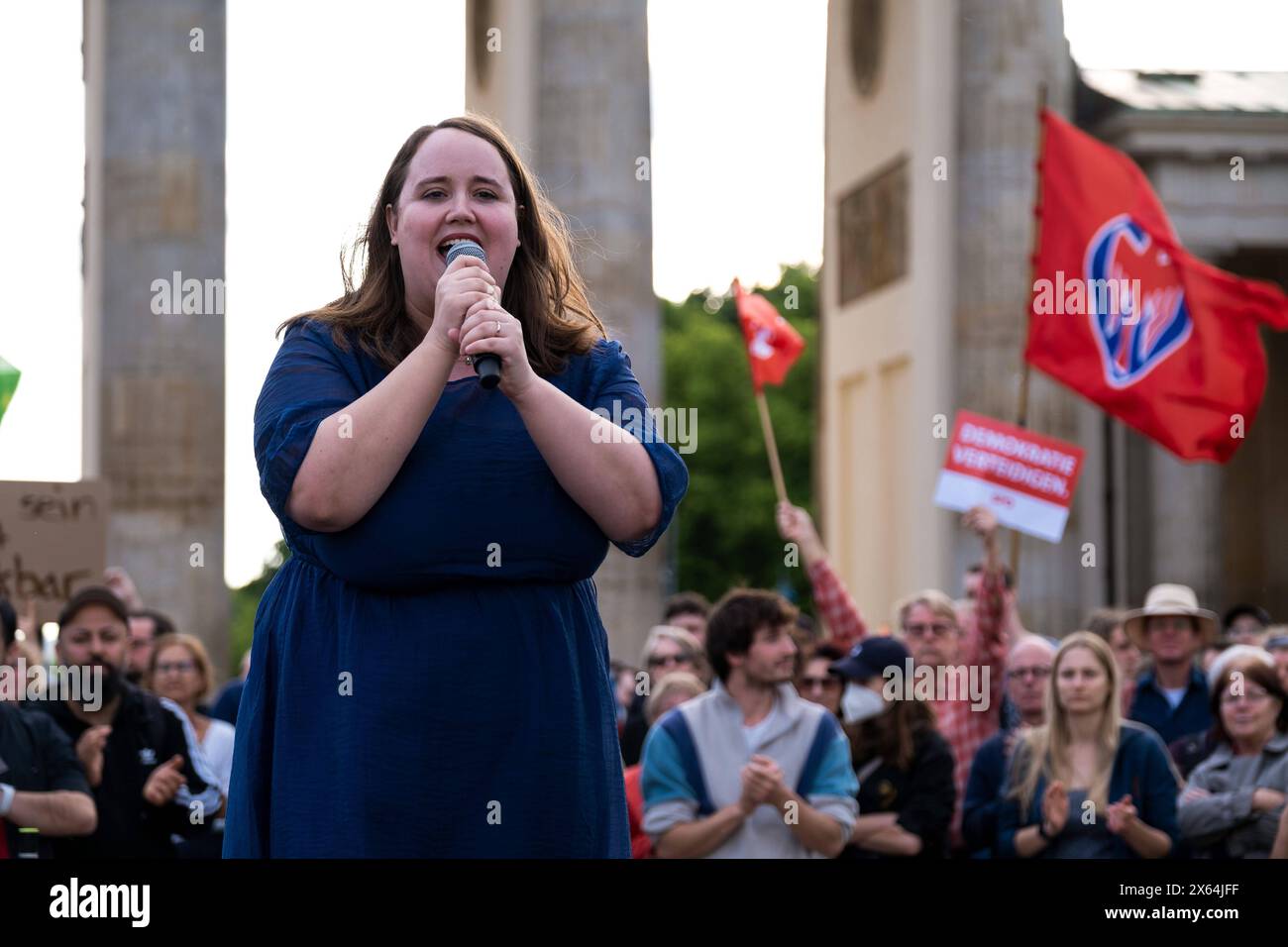 Ricarda Lang Bündnis90/die Grünen spricht bei der Solidaritätskundgebung vor dem Brandenburger Tor a Berlino, nach dem gewaltsamen Angriff auf den SPD-Politiker Matthias Ecke a Dresda. / Ricarda Lang Bündnis90/Die Grünen parla alla manifestazione di solidarietà di fronte alla porta di Brandeburgo a Berlino dopo il violento attacco al politico dell'SPD Matthias Ecke a Dresda. Snapshot-Photography/K.M.Krause *** Ricarda Lang Bündnis90 die Grünen parla alla manifestazione di solidarietà di fronte alla porta di Brandeburgo a Berlino dopo il violento attacco al politico dell'SPD Matthias Ecke a Dresda Ricarda Lang Bündnis90 Foto Stock