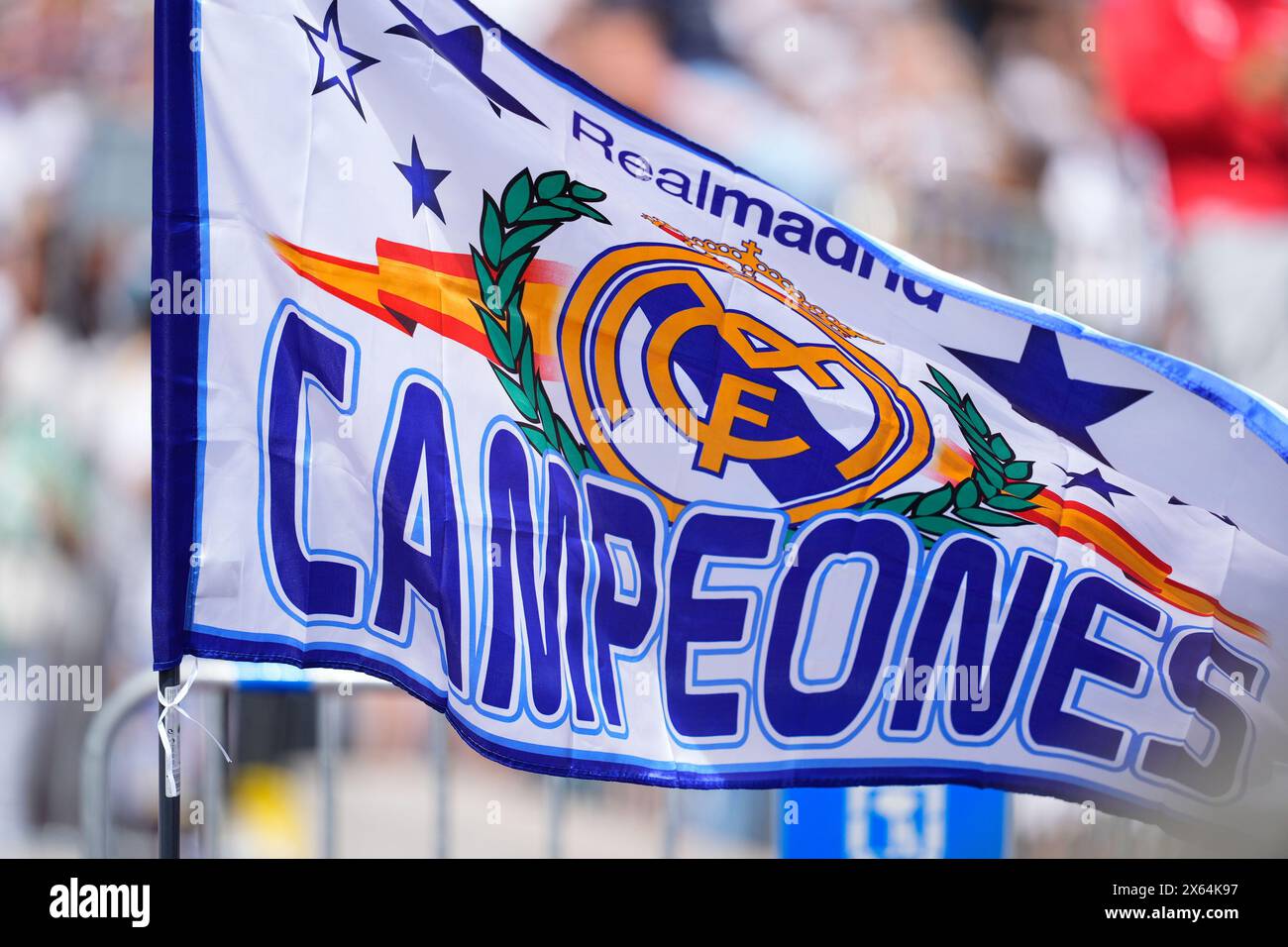 Una bandiera di supporto viene vista durante la celebrazione del Real Madrid a Plaza de Cibeles per il loro 36° titolo del campionato spagnolo il 12 maggio 2024 a Madrid, Spagna Foto Stock