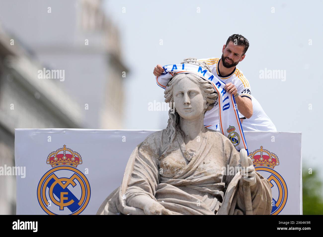 Nacho Fernandez festeggia in cima alla fontana durante la celebrazione del Real Madrid a Plaza de Cibeles per il suo 36° titolo del campionato spagnolo il 12 maggio 2024 a Madrid, Spagna Foto Stock
