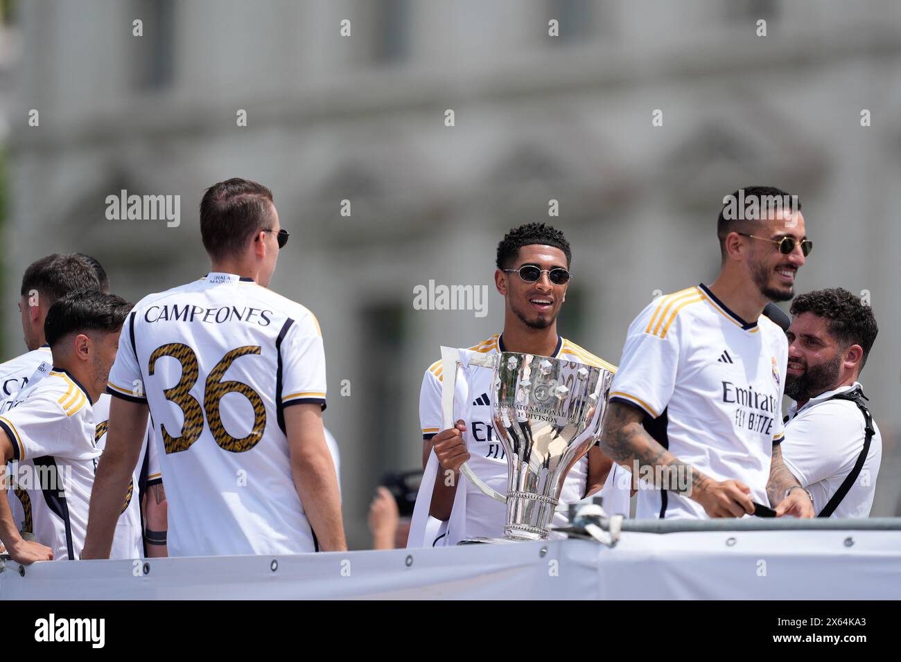 Jude Bellingham festeggia con il trofeo durante la celebrazione del Real Madrid a Plaza de Cibeles per il suo 36° titolo del campionato spagnolo il 12 maggio 2024 a Madrid, Spagna Foto Stock