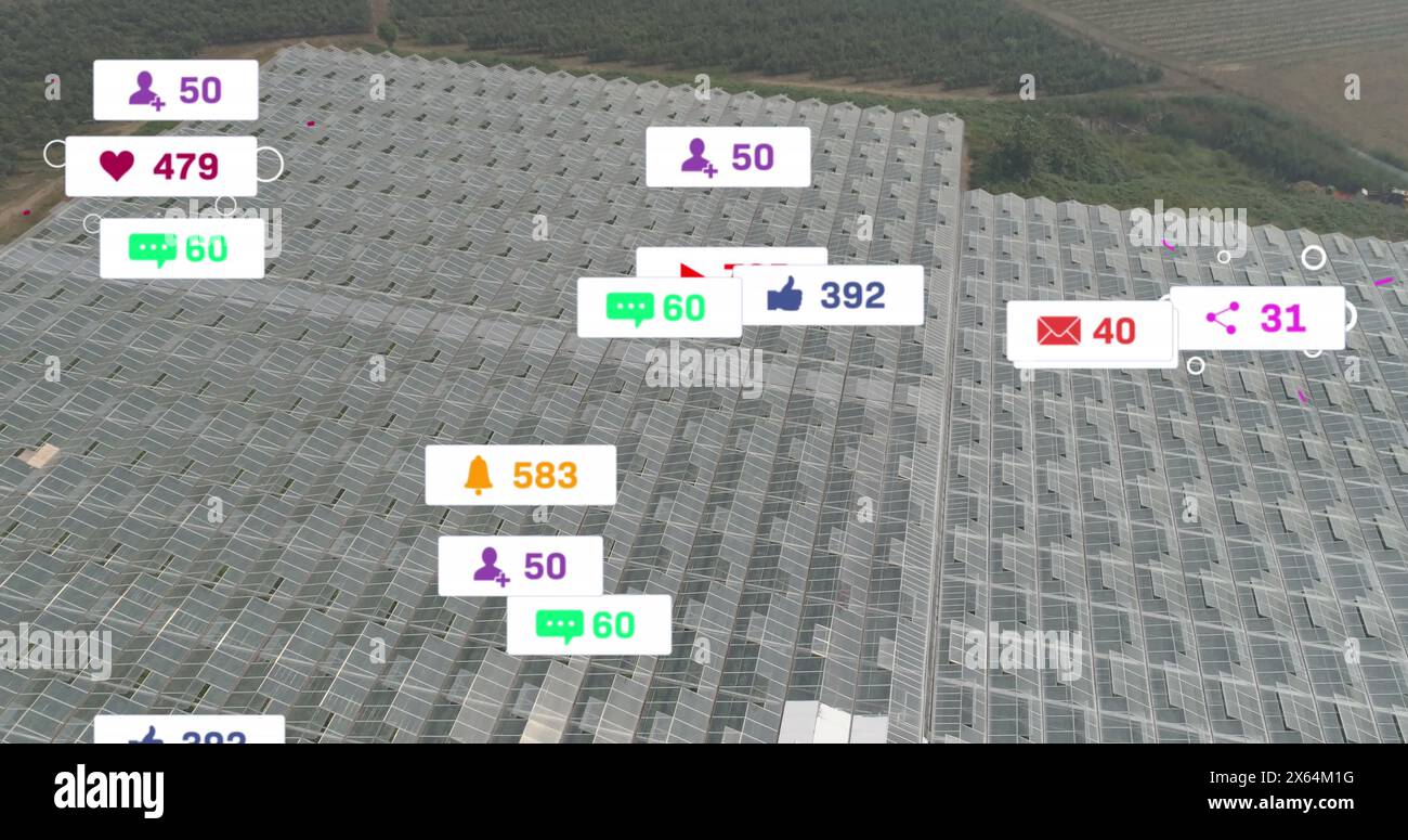 Immagine delle icone dei social media che fluttuano contro la vista aerea dei pannelli solari nelle praterie Foto Stock