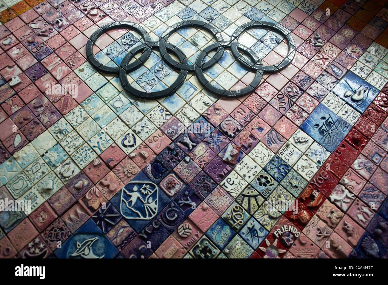 Murale della parete olimpica della gioventù di Singapore 2010. Consiste di 3088 piastrelle lavorate a mano. Foto Stock