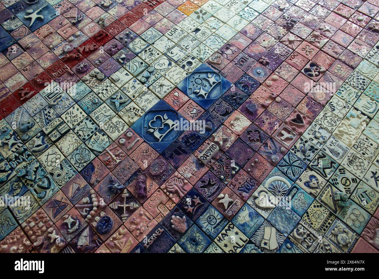 Murale della parete olimpica della gioventù di Singapore 2010. Consiste di 3088 piastrelle lavorate a mano. Foto Stock