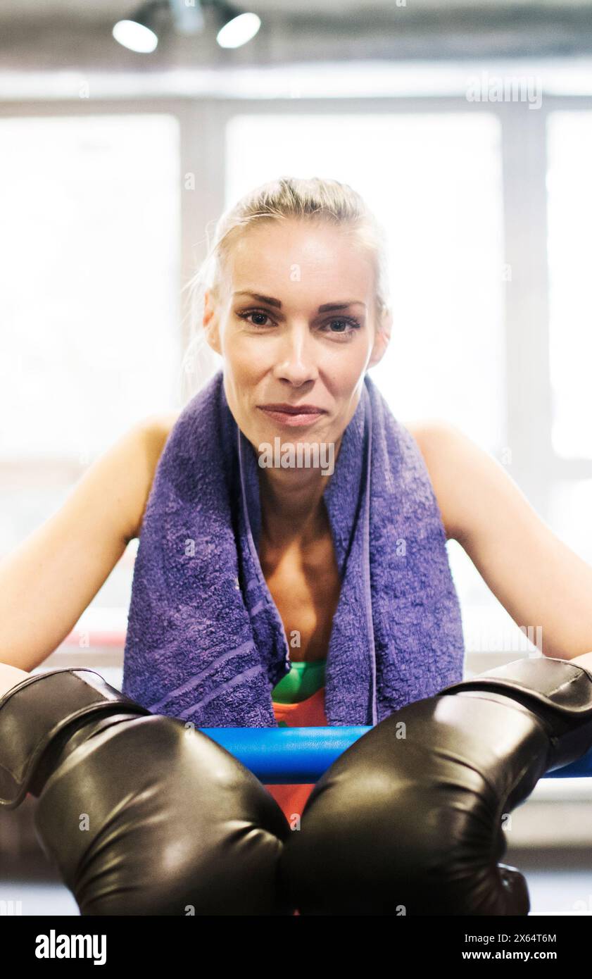 Bella donna sportiva che fa la scatola come allenamento cardiovascolare. Allenamento di routine per la salute fisica e mentale della donna Foto Stock