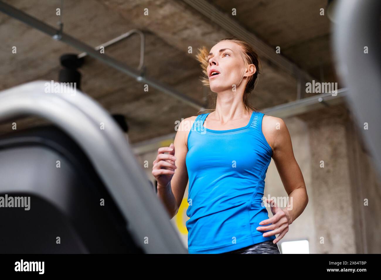 Bella donna sportiva in palestra. Allenamento di routine per la salute fisica e mentale della donna Foto Stock