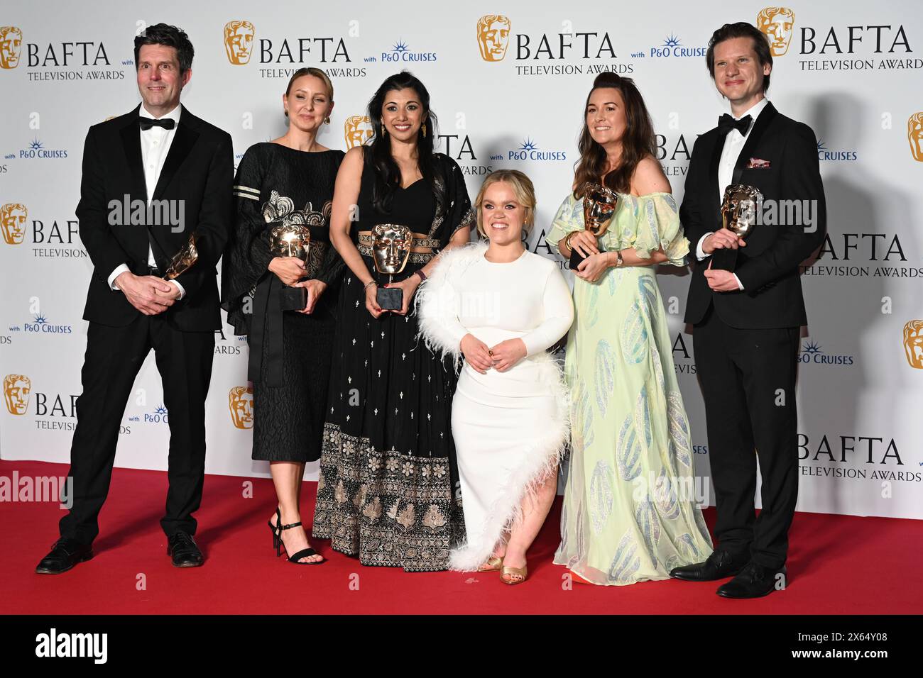 Royal Festival Hall, LONDRA, INGHILTERRA, Regno Unito - 12 MAGGIO 2024: Nick Underhill, Kathryn Jein, Jasleen Sethi, Ellie Simmonds, Colleen Flynn e David Thompson posano con il Premio documentario singolo per 'Ellie Simmonds: Finding My Secret Family' nella Winners Room durante i BAFTA Television Awards 2024 con P&o Cruises, Londra, Regno Unito. Credito: Vedi li/Picture Capital/Alamy Live News Foto Stock