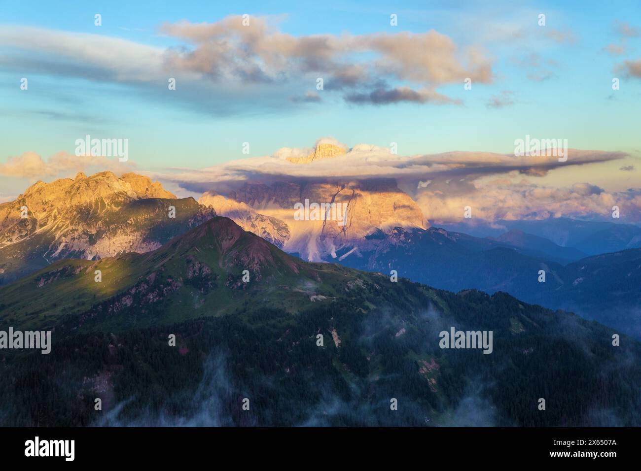 Vista serale del monte Pelmo, alto Adige, Alpi Dolomiti, Italia Foto Stock