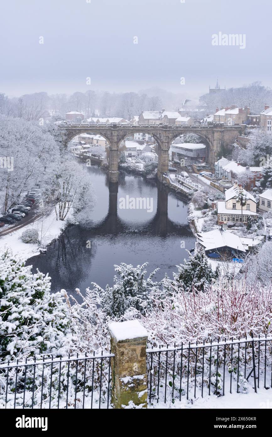 Neve, ghiaccio e brina di ciottoli dentro e intorno a Knaresborough e alla valle di Nidd, North Yorkshire, Inghilterra Foto Stock