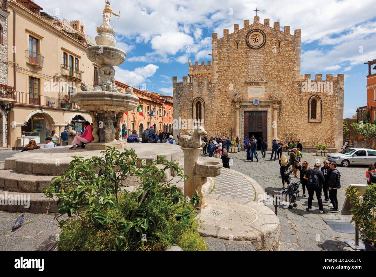 Taormina, Sicilia, Italia. Piazza del Duomo con la Cattedrale di San Nicolo del XIII secolo e la fontana barocca. Foto Stock