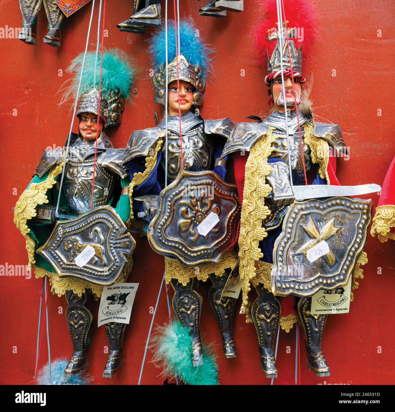 Taormina, Sicilia, Italia. Paladini siciliani in vendita in vetrina. Foto Stock